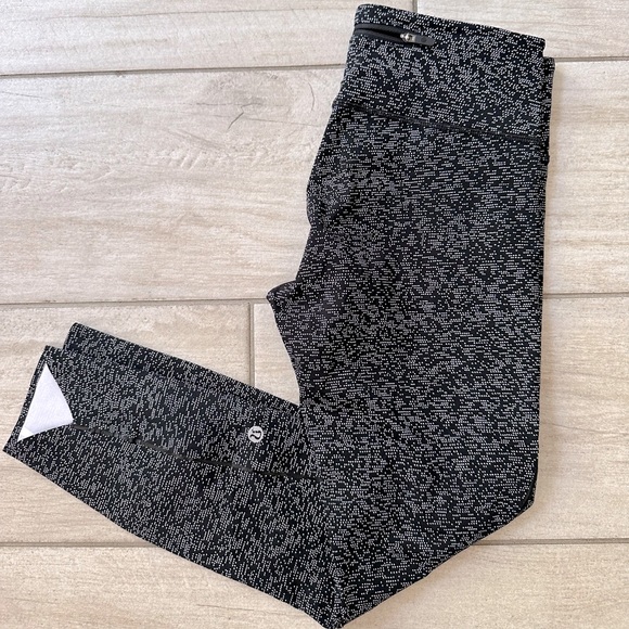 *SOLD*Lululemon Quick Pace 7/8 Cropped Soundwave Alpine Tights Size 6 - Picture 3 of 15